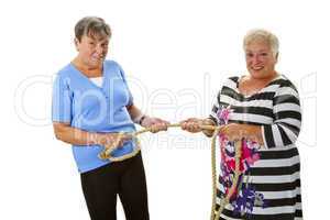 Seniorinnen ziehen an einem Strang
