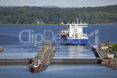 Containerschiff in der Schleuse des Nord-Ostsee-Kanals in Kiel,