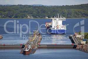 Containerschiff in der Schleuse des Nord-Ostsee-Kanals in Kiel,