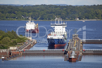 Containerschiff in der Schleuse des Nord-Ostsee-Kanals in Kiel,