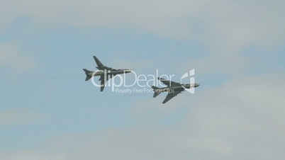 Suchoi SU-22 Fitter variable wing formation 10991