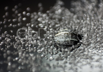 Wassertropfen mit Salzkristallen