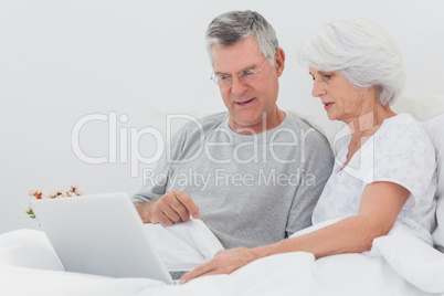 Man with wife pointing at a laptop