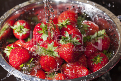 Erdbeeren im Edelstahl Seiher