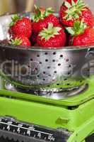 Erdbeeren auf Küchenwaage abwiegen