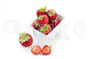 Erdbeeren in einer weißen Porzellanschale
