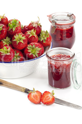 Frische Erdbeeren und Marmeladengläser