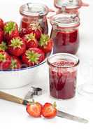 Frische Erdbeeren und selbstgemachte Marmelade