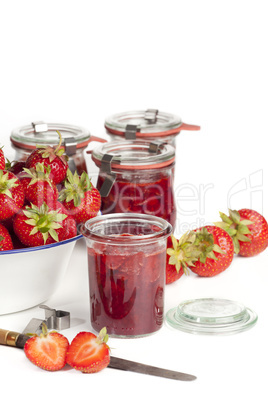 Erdbeeren und selbstgemachte Marmelade