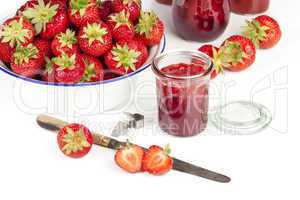 Erdbeeren und Marmeladengläser