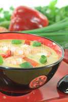 Currysuppe mit Garnelen und Chilli