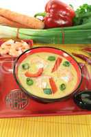 Currysuppe mit Garnelen und Paprika