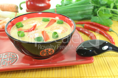 Currysuppe mit Garnelen und Lauch