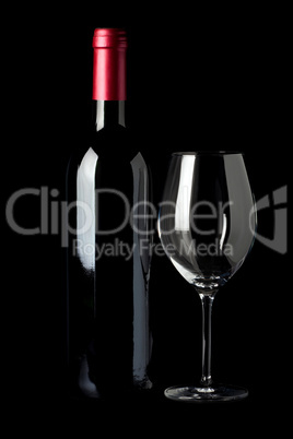 Flasche Rotwein und ein Weinglas