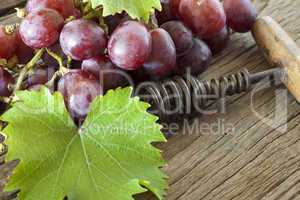 Korkenzieher und Weintrauben