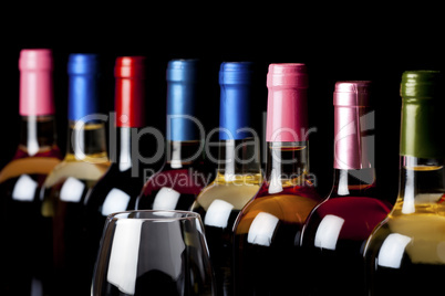 Einige Flaschen Wein und ein Weinglas
