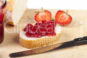 Selbstgemachte Erdbeermarmelade auf Brot