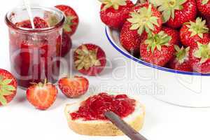 Erdbeeren, Marmelade und Brot