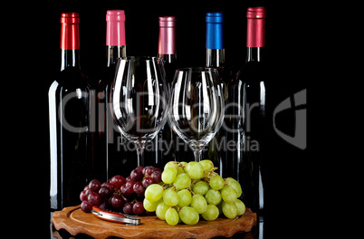 Weinflaschen, Weingläser und Weintrauben