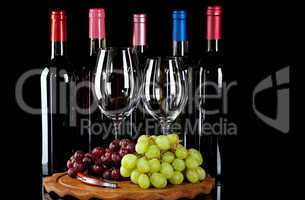 Weinflaschen, Weingläser und Weintrauben