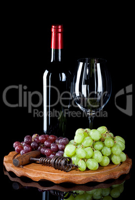 Flasche Wein mit Glas und Weintrauben