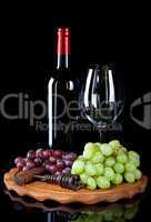 Flasche Wein mit Glas und Weintrauben