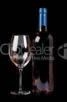 Flasche Rosé-Wein und ein Weinglas