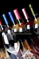 Einige Flaschen Wein, Korkenzieher und ein Weinglas