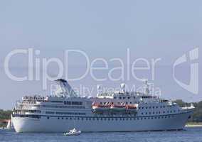 Kreuzfahrtschiff auf der Ostsee bei Kiel