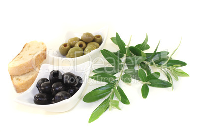 Oliven mit Brot