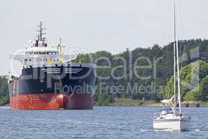 Tanker und Segelboot auf dem Nord-Ostsee-Kanal vor Kiel