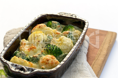 Gratin of cauliflower, broccoli and cheese