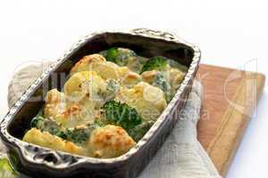 Gratin of cauliflower, broccoli and cheese