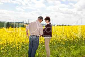 Farmer and Agraringeniuer discuss the rape field