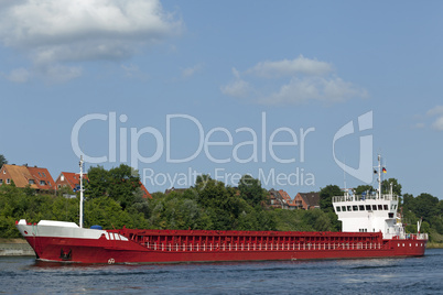 Frachtschiff auf dem Nord-Ostsee-Kanal in Kiel, Deutschland