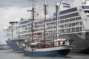 Segelschiff und Kreuzfahrtschiff im Hafen von Kiel, Deutschland