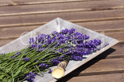 Lavendel in einer Holzschale