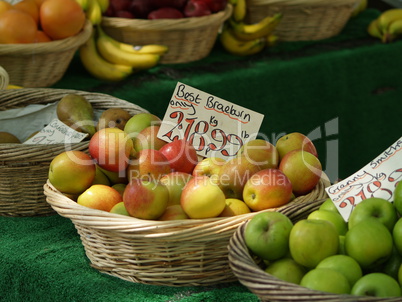 Äpfel am Marktstand