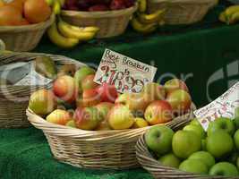 Äpfel am Marktstand