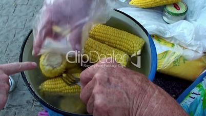 Purchase of boiled corn at a tradeswoman