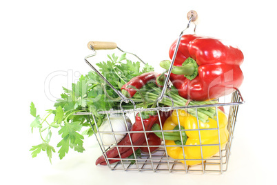 Einkaufskorb mit Gemüse