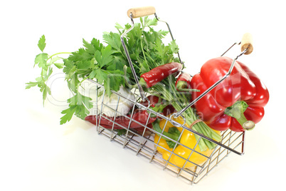 Einkaufskorb mit frischem Gemüse