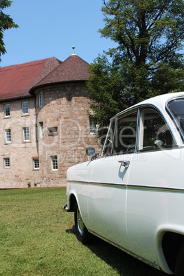 Oldtimer vor einem Schloss