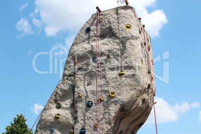 Kletterfels vor blauem Himmel