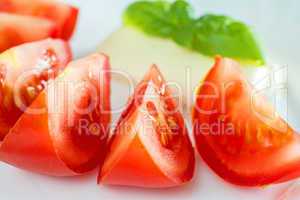 Tomaten mit Mozarella und Basilikum