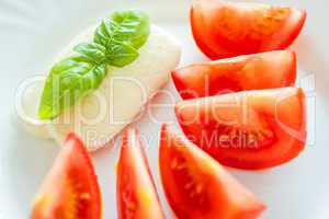 Tomaten mit Mozarella und Basilikum