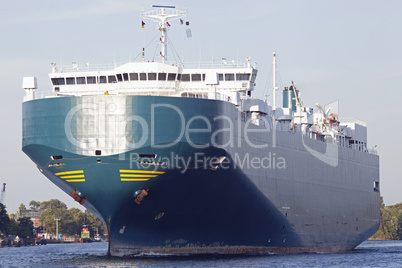 Autofrachter auf dem Nord-Ostsee-Kanal in Kiel, Deutschland