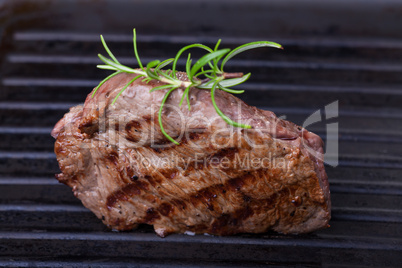 Steak in der Pfanne mit Rosmarin