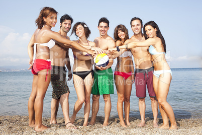 Freunde mit Ball im Kreis in Urlaub