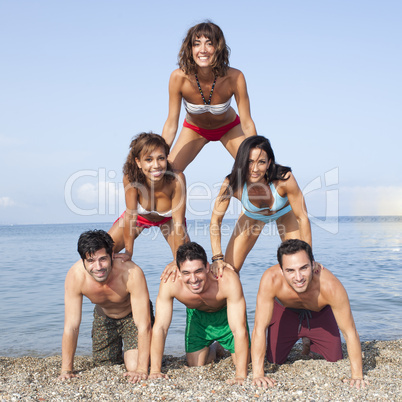 Menschenpyramide am Strand